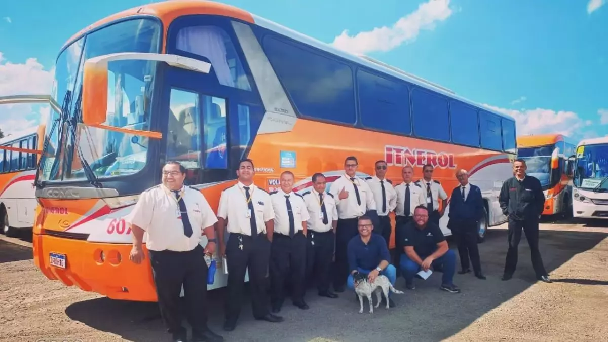 A foto mostra uma ônibus da Itnerol Transporte e Turismo e vários motoristas