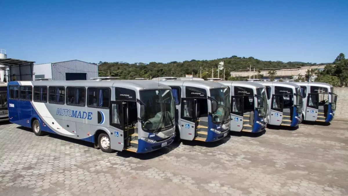 A foto mostra uma frota de ônibus da AutoMade Transportes