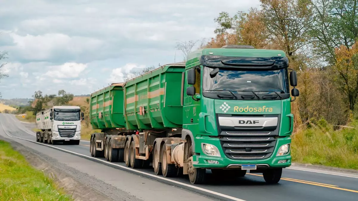 A foto mostra duas carretas da Rodosafra Transportes