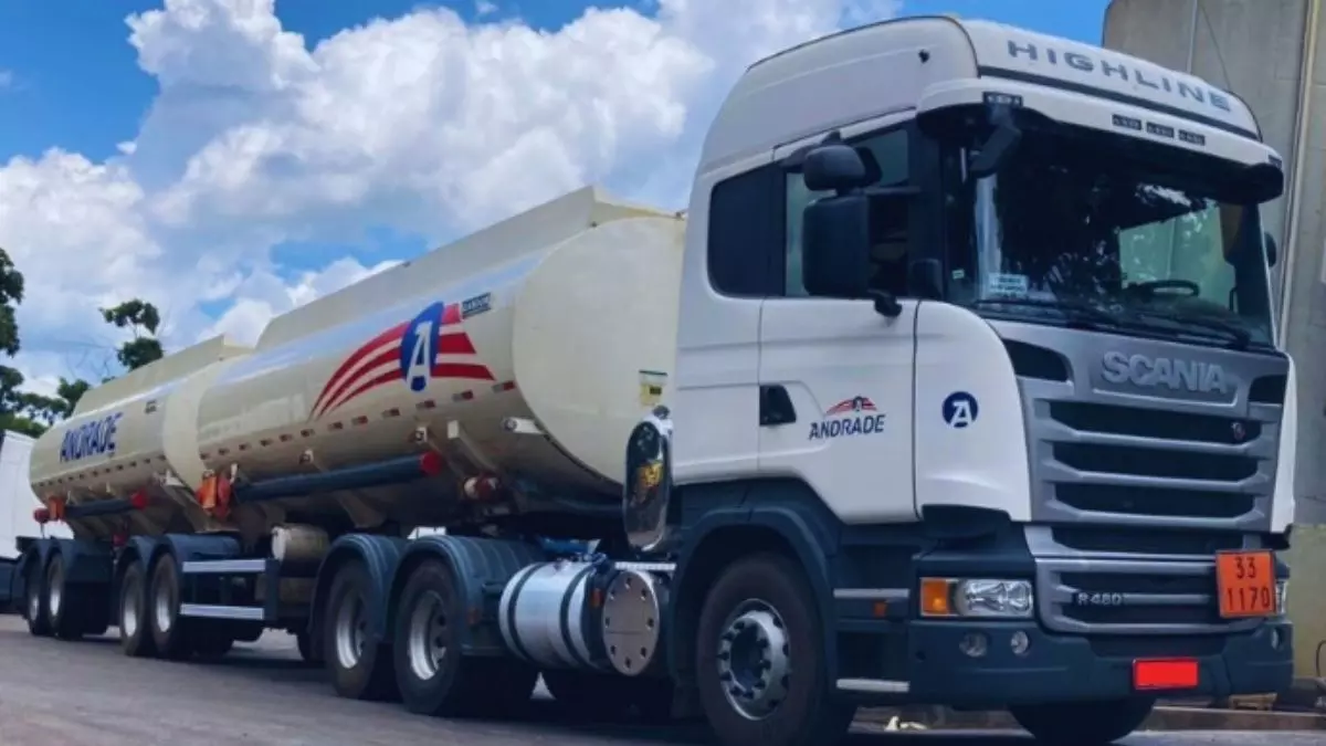 A foto mostra um rodotrem da Transportadora Andrade