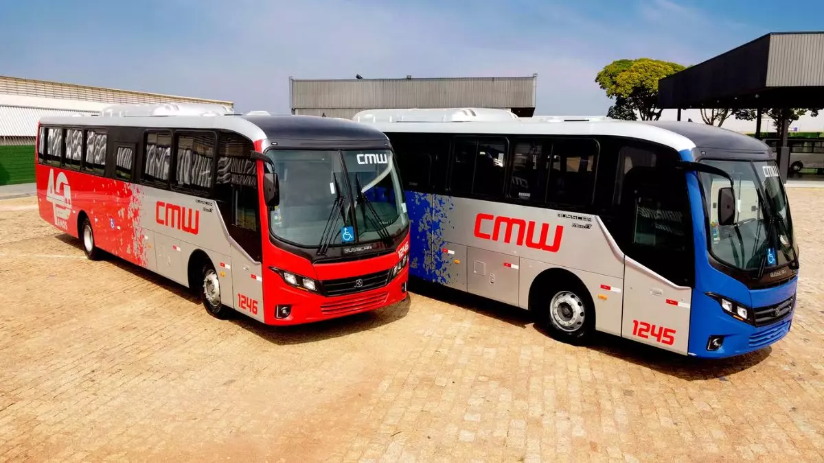 A foto mostra dois ônibus da CMW Transportes