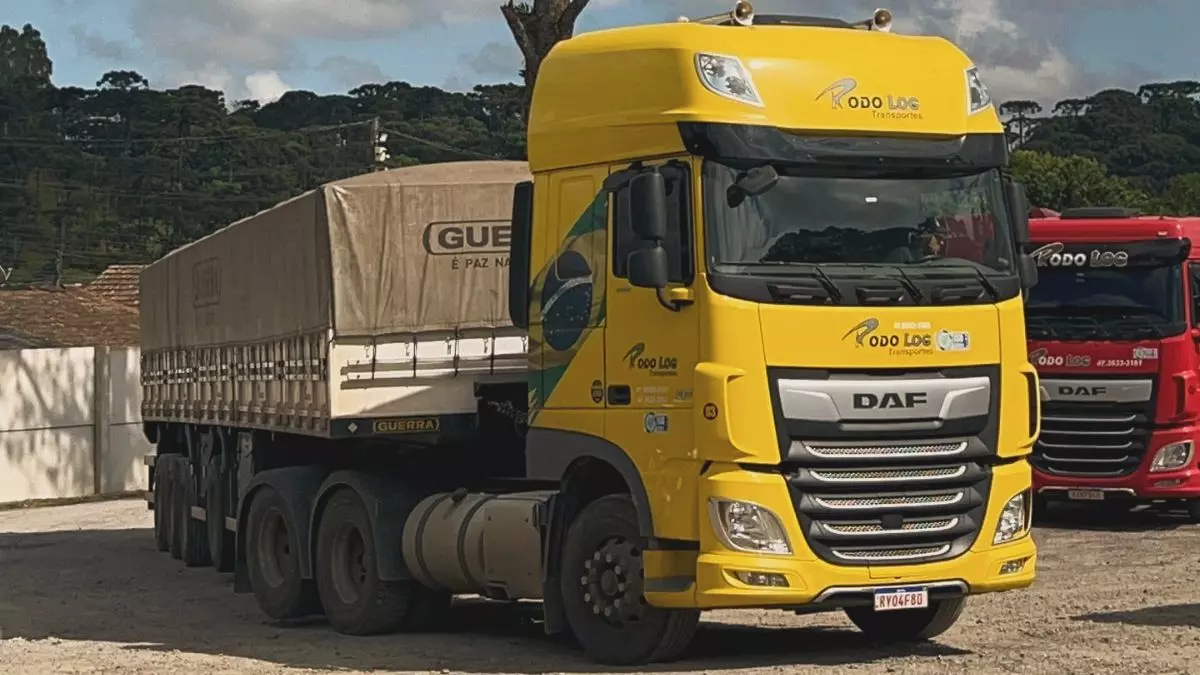 A foto mostra uma carreta da Rodolog Transportes