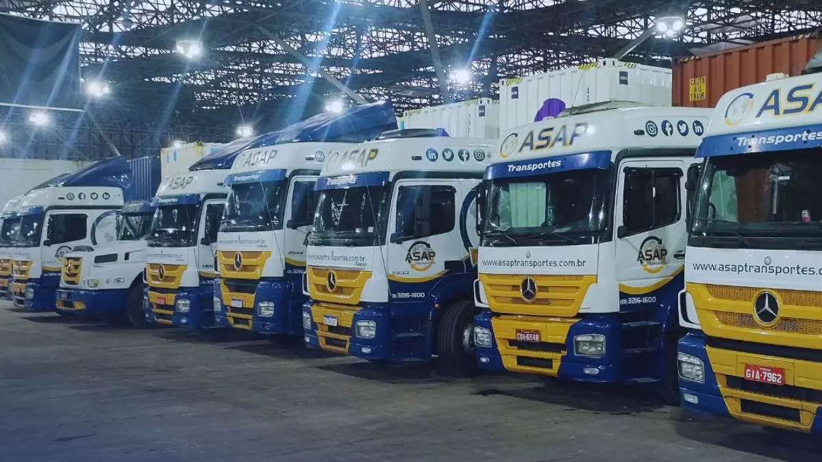A foto mostra uma frota de caminhões da ASAP Transportes
