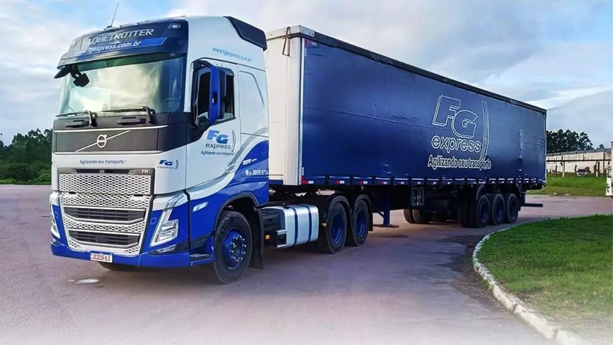 A foto mostra uma carreta da FG Express