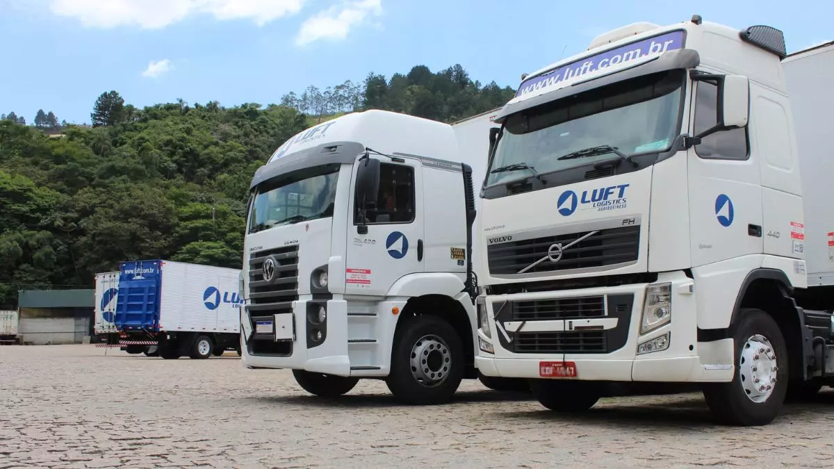 A foto mostra uma frota de caminhões da Luft Logistics