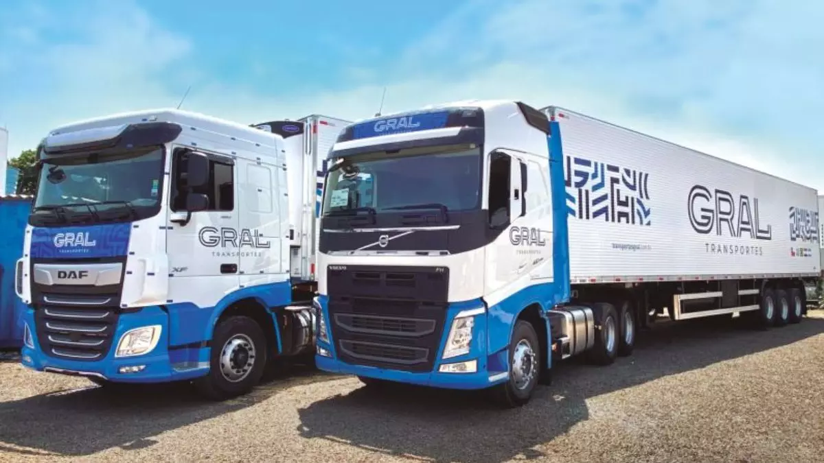 A foto mostra duas carretas da Transportes Gral