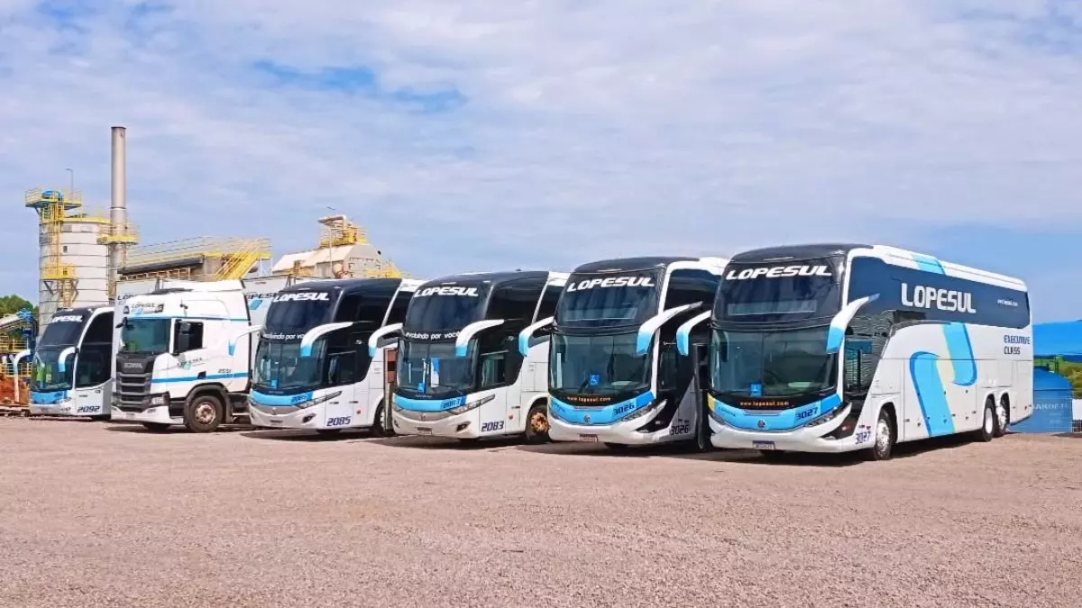 A foto mostra uma frota de ônibus e caminhões da Lopesul