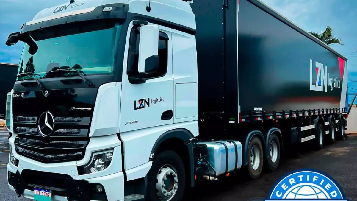 A foto mostra uma carreta da LZN Logística