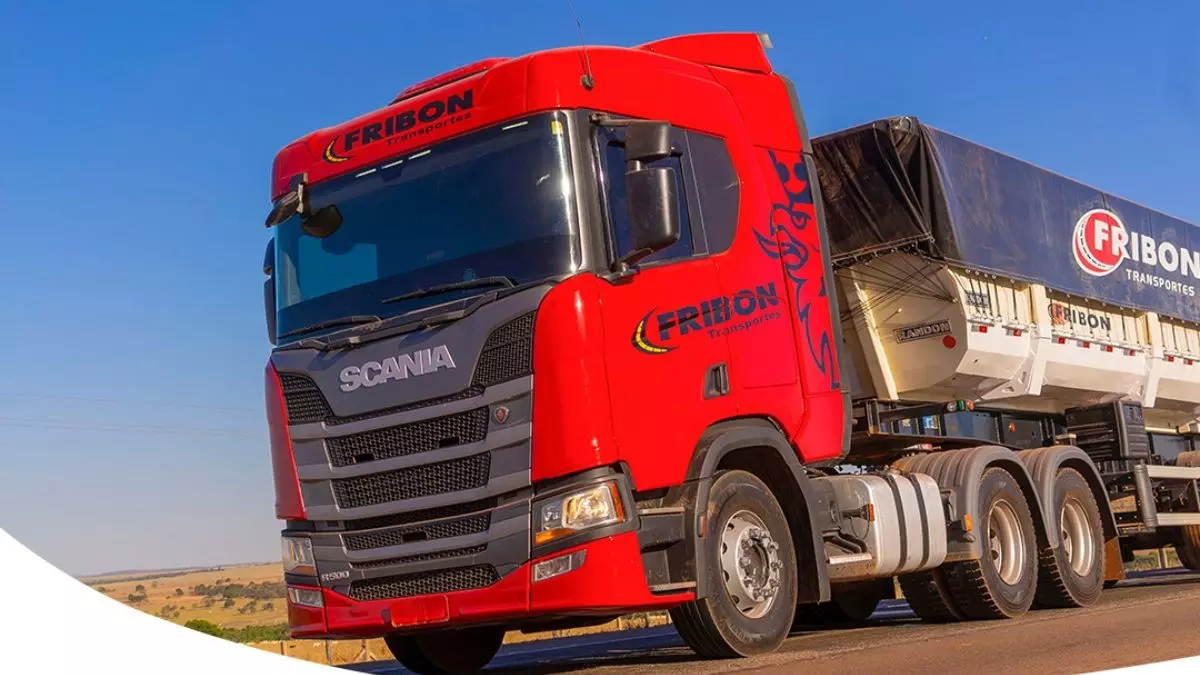 A foto mostra uma carreta da Fribon Transportes