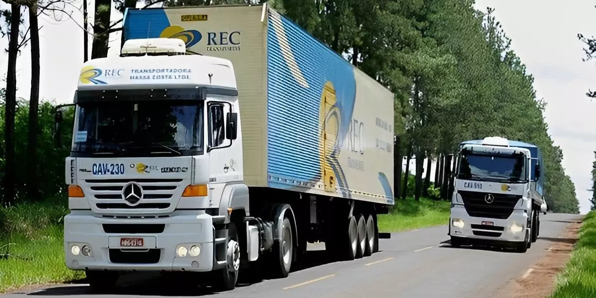 A foto mostra uma carreta e um truck da Rec Transportes