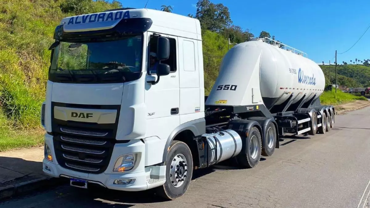 A foto mostra uma carreta da Expresso Alvorada