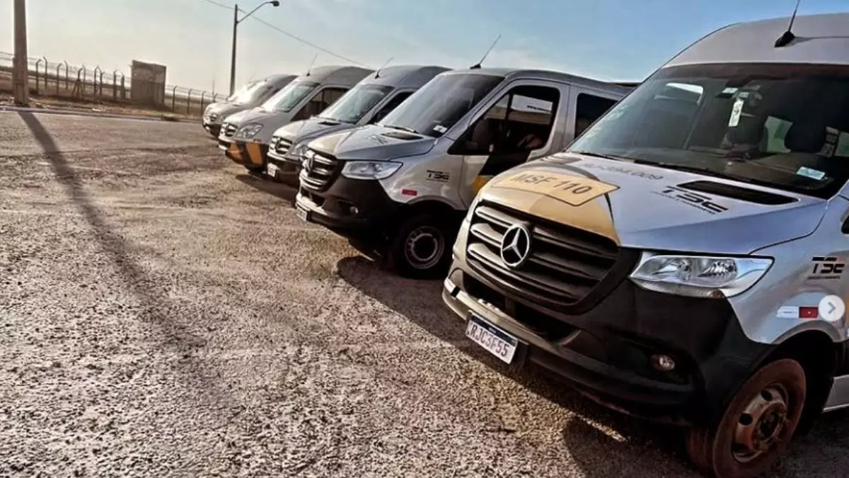 A foto mostra uma frota de vans da TSE Transportes