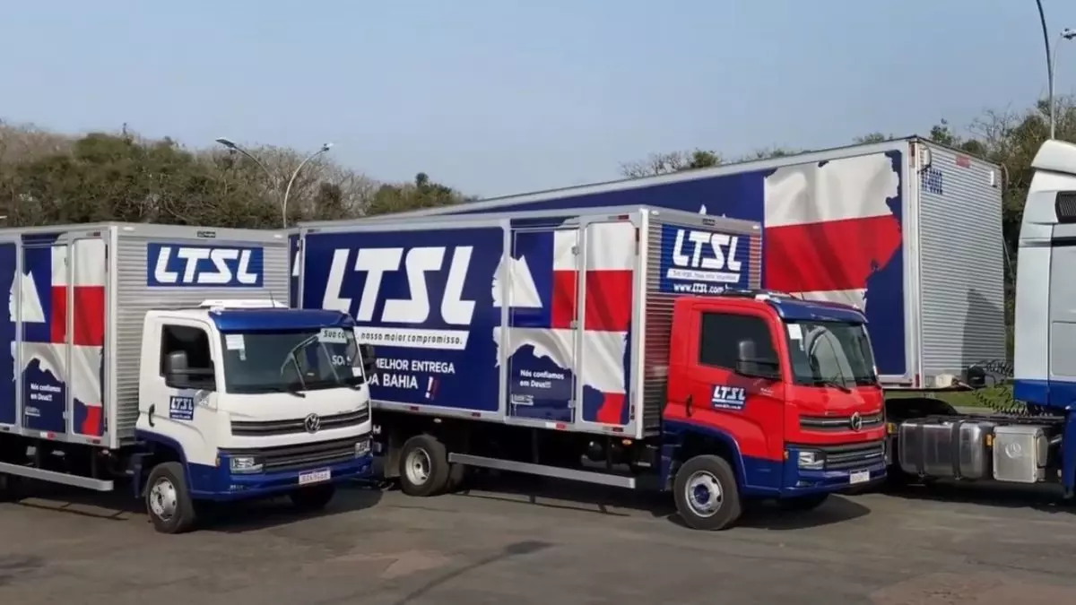 A foto mostra uma frota de caminhões da LTSL Transportadora