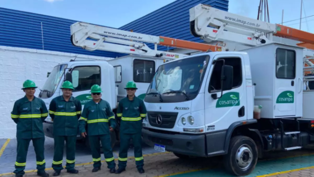 A foto mostra uma frota de caminhões da COSAMPA.