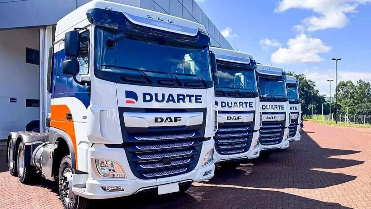 A foto mostra uma frota de caminhões da Duarte Transportes