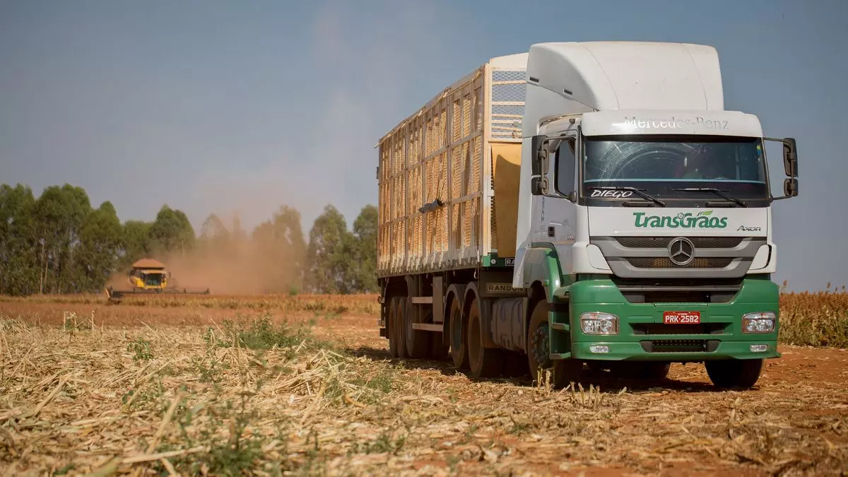 A foto mostra uma carreta da TransGrãos