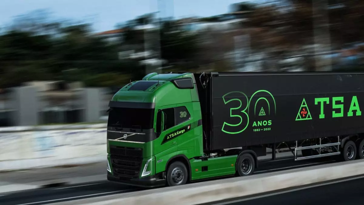 A foto mostra uma carreta da TSA Cargo Transportes