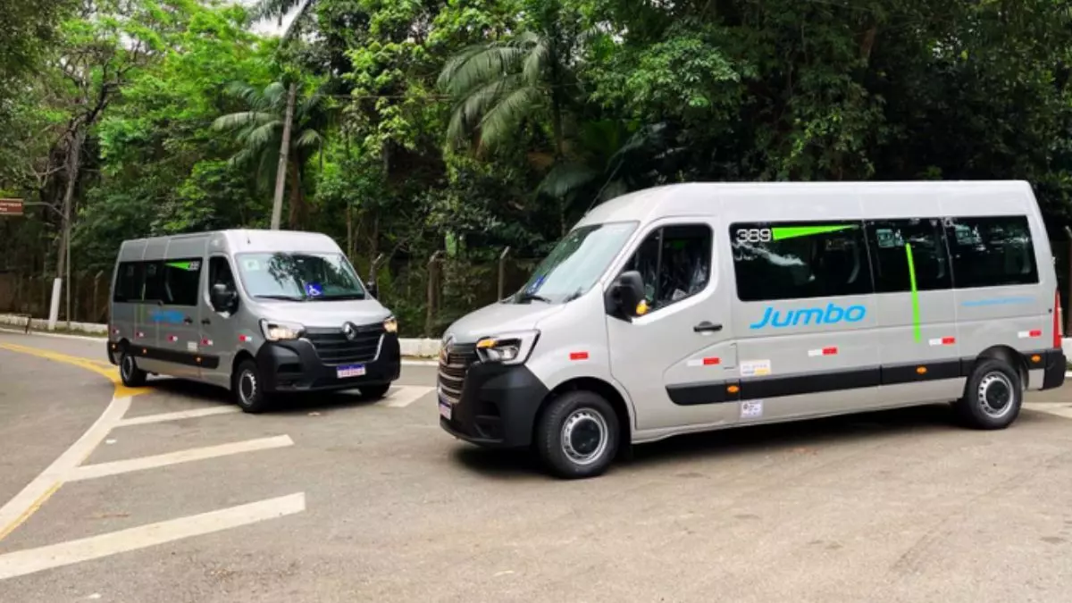 A foto mostra duas vans da Jumbo Turismo