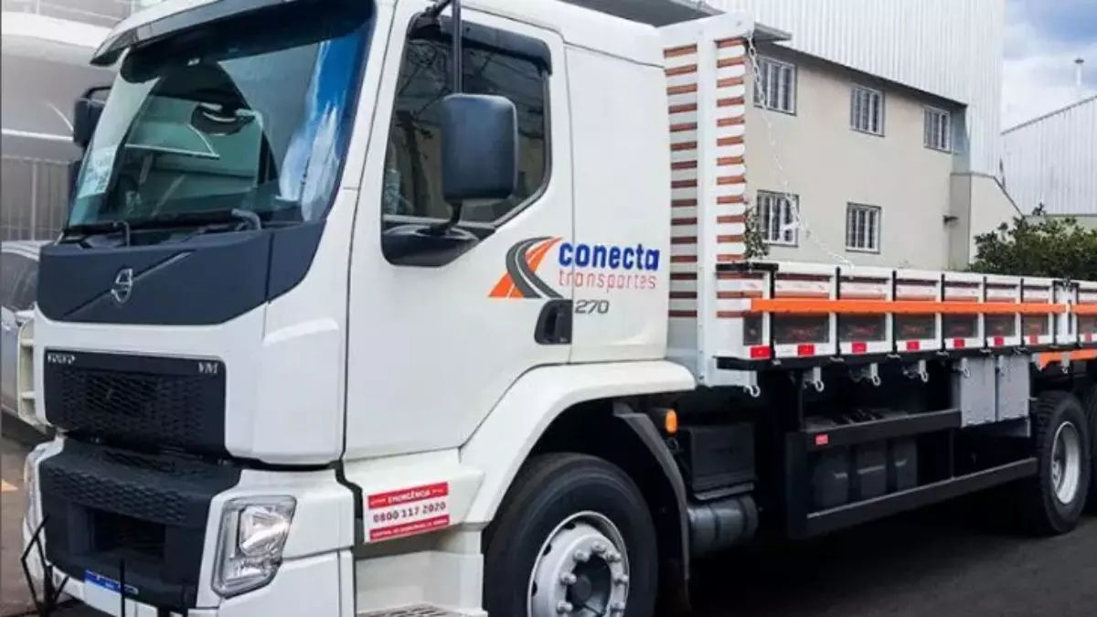 A foto mostra um caminhão da Conecta Transportes
