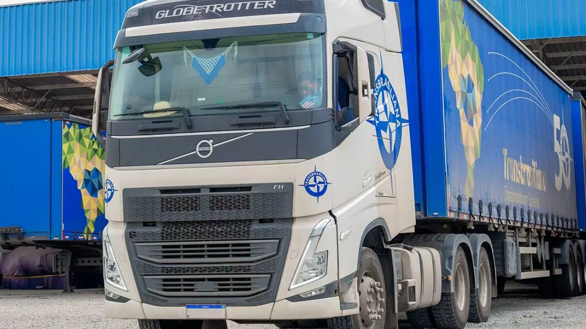 A foto mostra uma carreta da Transportadora Transbrasiliana