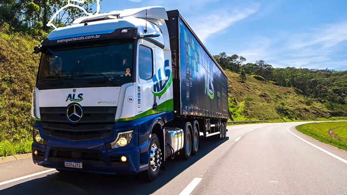 A foto mostra uma carreta da ALS Transportes