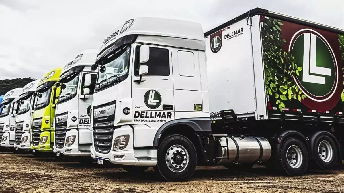 A foto mostra uma frota de carretas da Dellmar Transportes