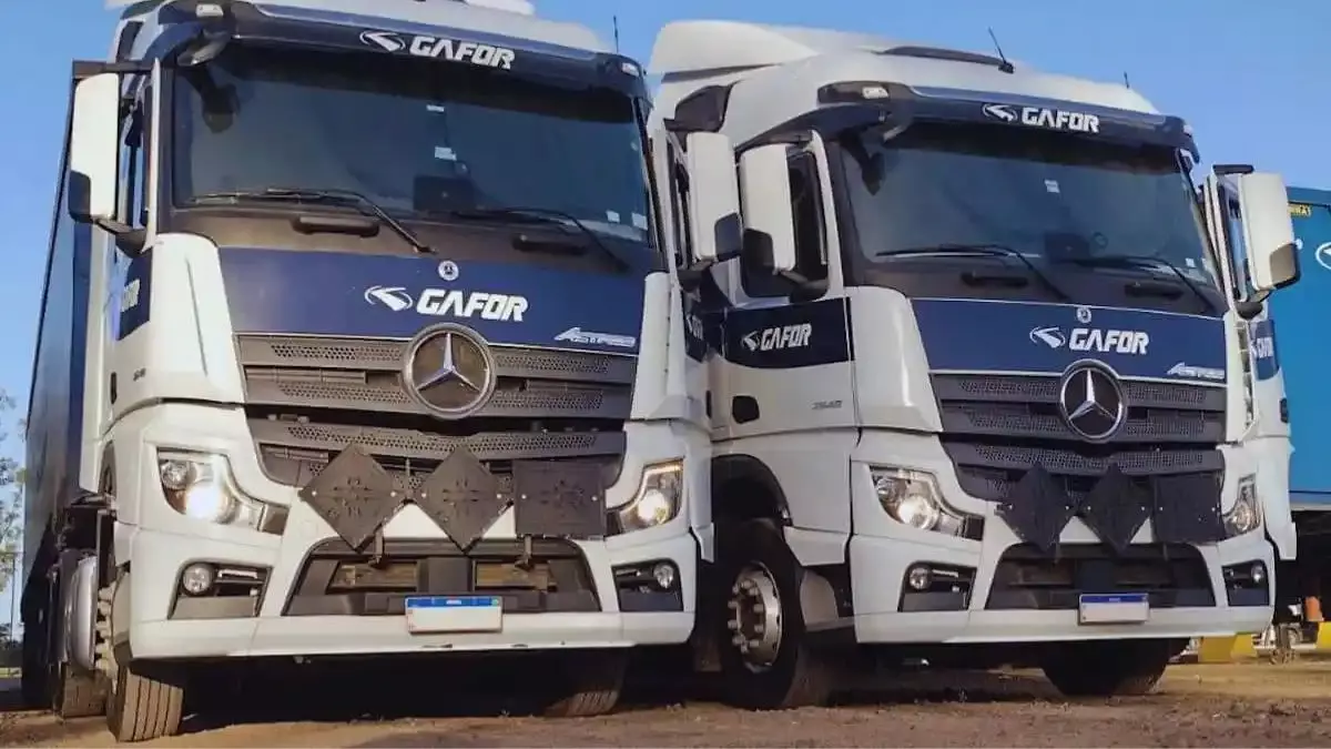 A foto mostra 2 caminhões da GAFOR Logística