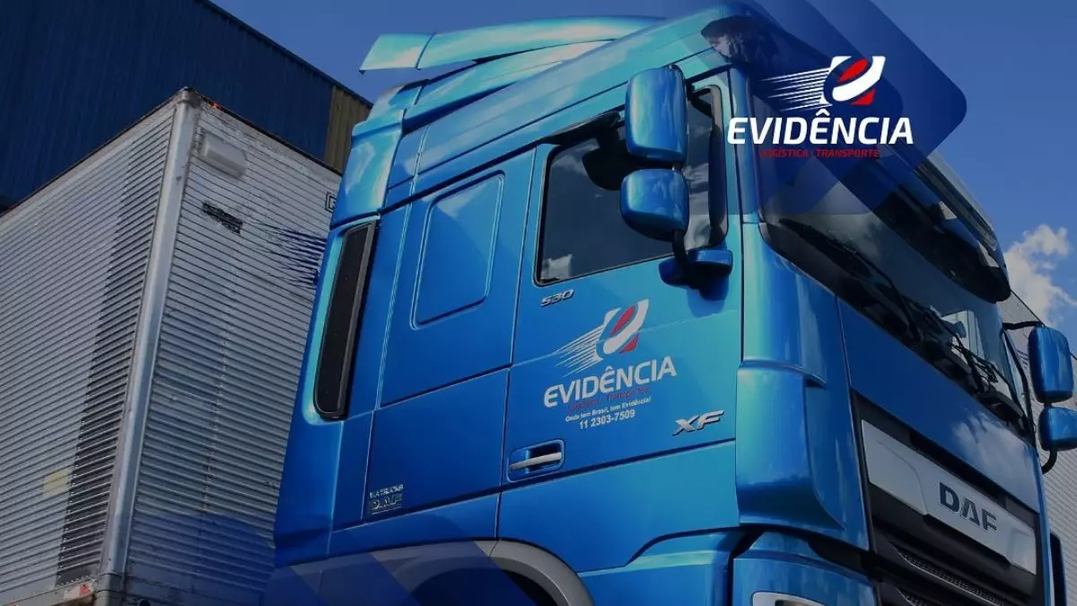 A foto mostra uma carreta da Evidência Logística