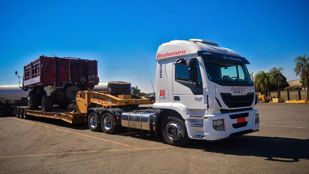A foto mostra uma carreta da Rodomeu Transportadora