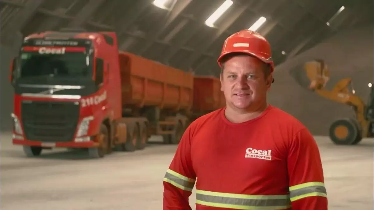 A foto mostra uma carreta da Cocal Transportes