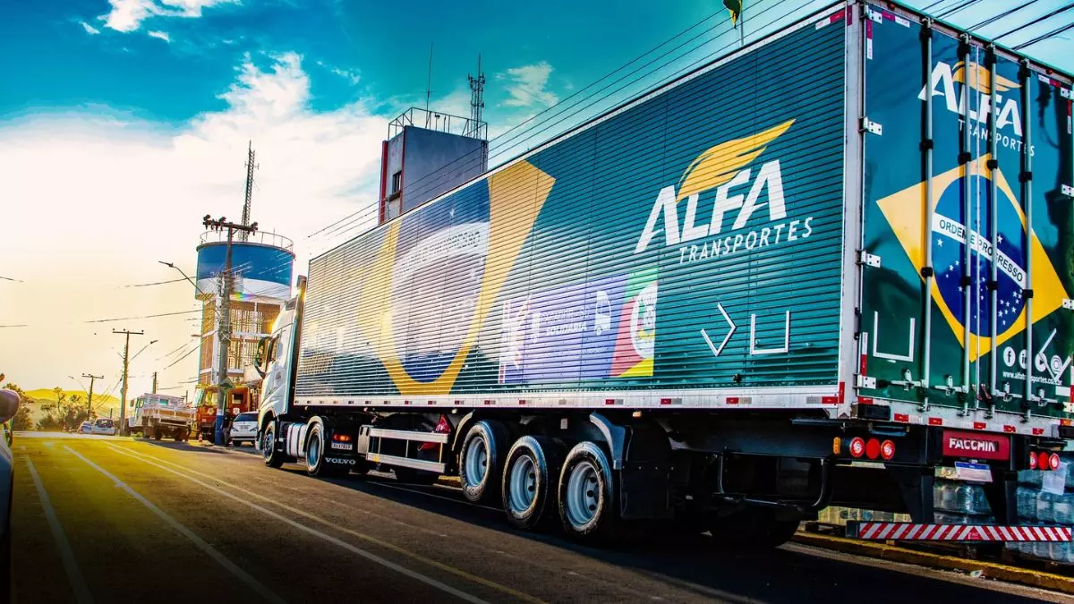A foto mostra uma carreta da Alfa Transportes