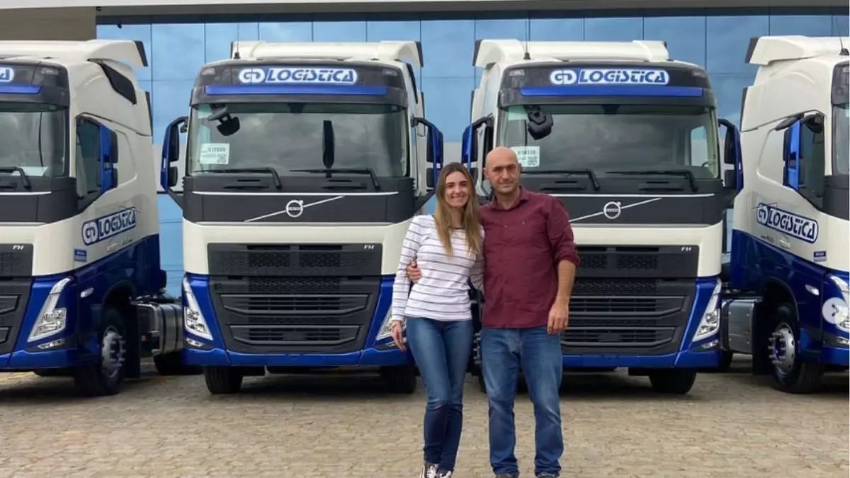 A foto mostra uma frota de caminhões da GD Logística e Transportes