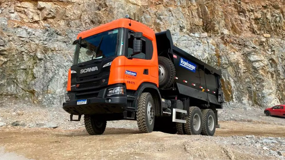 A foto mostra um caminhão basculante da Britagem Vogelsanger