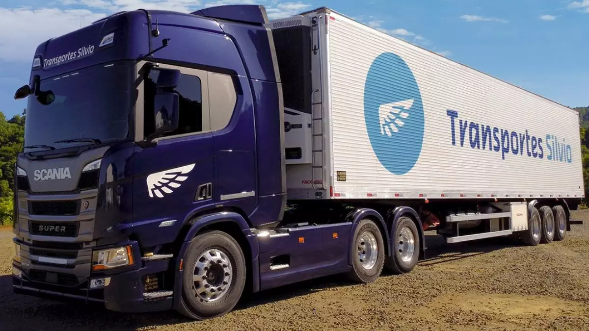 A foto mostra uma carreta da Transportes Silvio