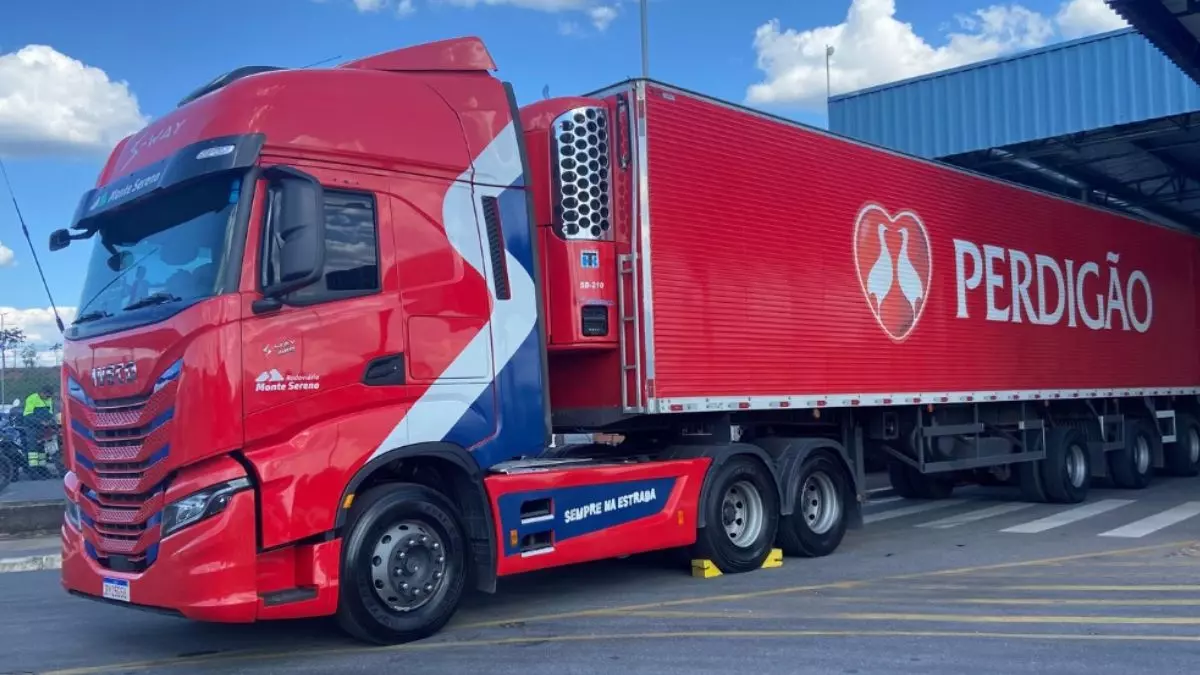 A foto mostra uma carreta da Rodoviário Monte Sereno