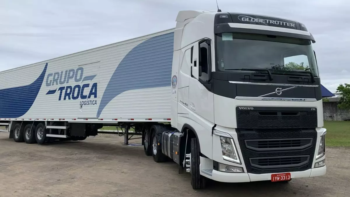 A foto mostra uma carreta do Grupo Troca