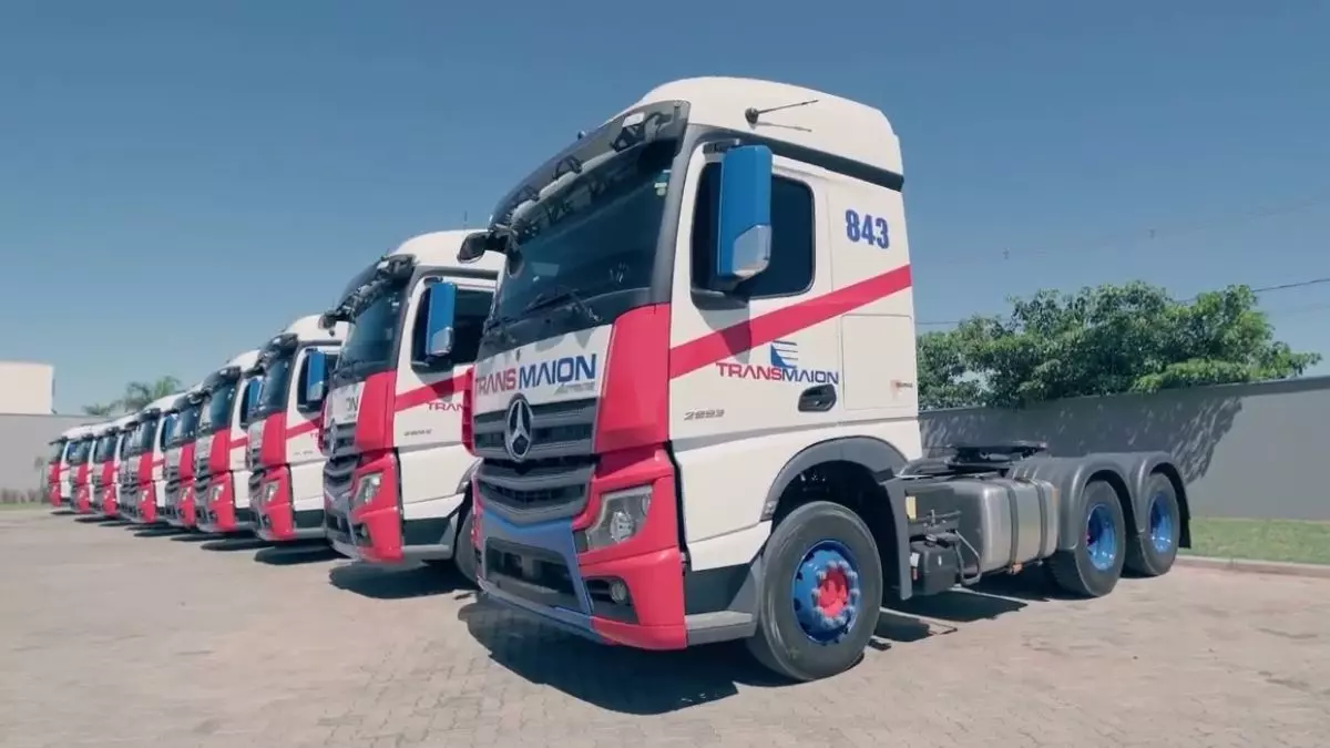 A foto mostra uma frota de caminhões da Transmaion