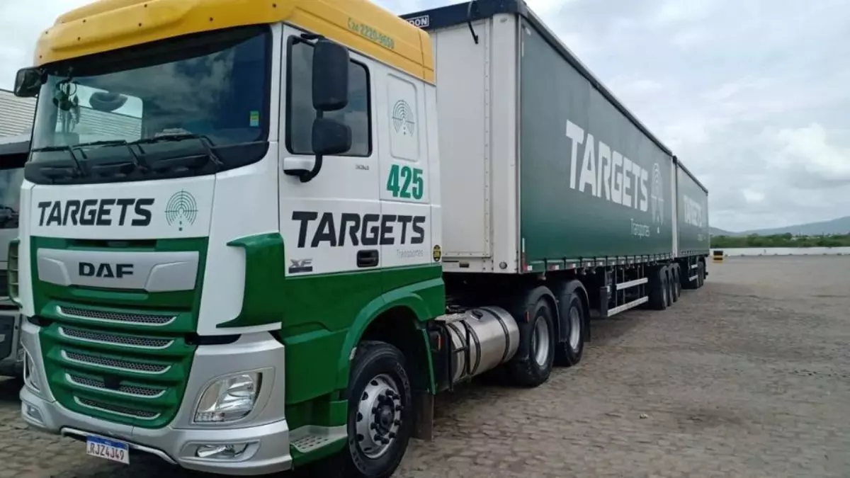 A foto mostra uma carreta da Targets Transportes