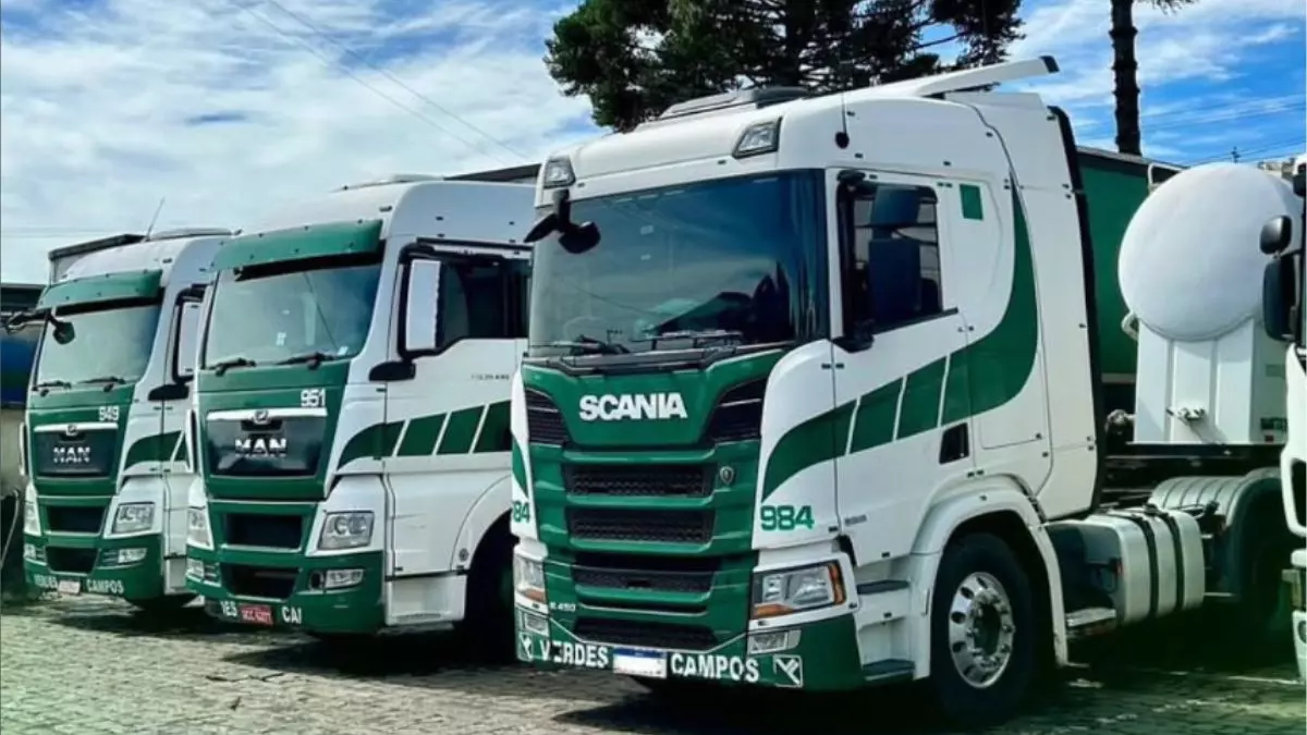 A foto mostra uma frota da Transportadora Verdes Campos