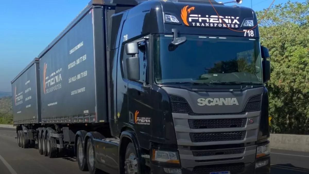 A foto mostra uma carreta da Phenix Transportes