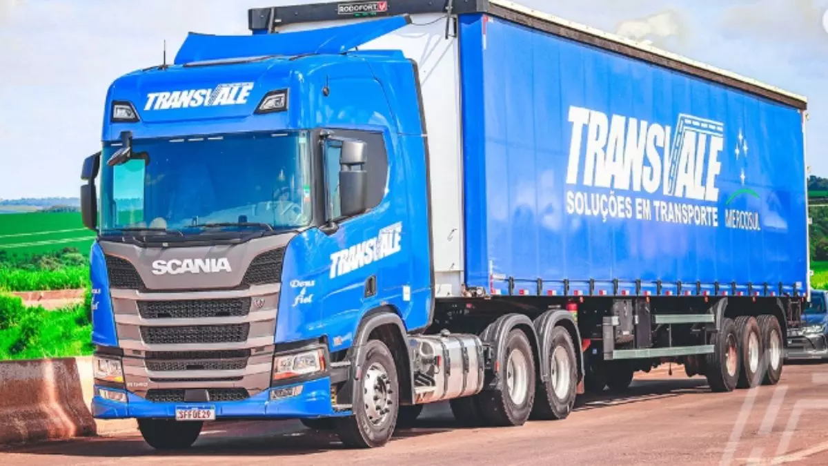 A foto mostra uma carreta da Transvale Transportes