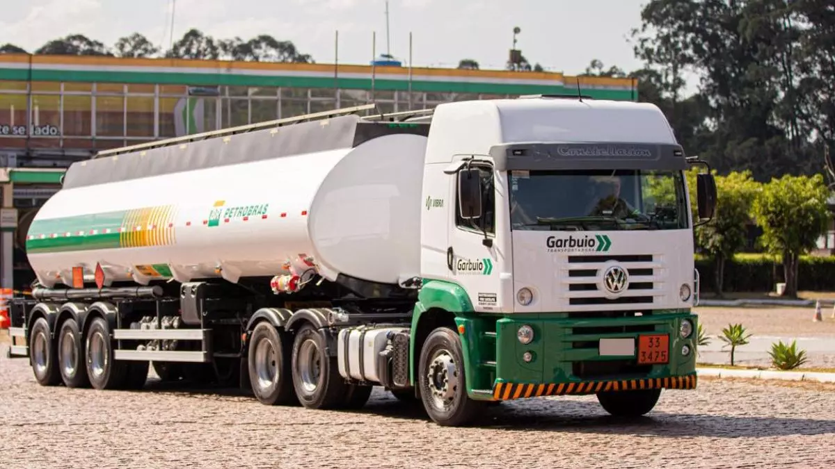 A foto mostra uma carreta da Transportadora Garbuio