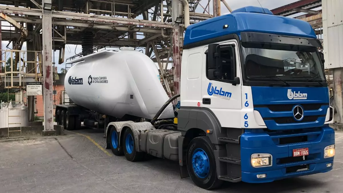 A foto mostra uma carreta da BBM Logística