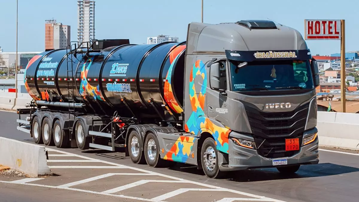 A foto mostra uma carreta da Irmãos Gral Transportes