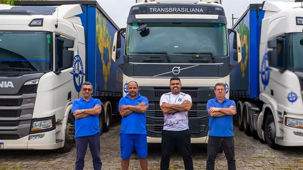 A foto mostra caminhões e motoristas da Transportadora Transbrasiliana
