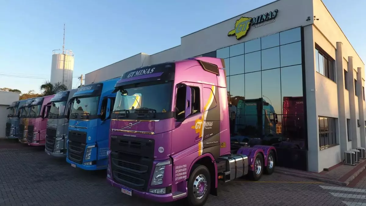 A foto mostra uma frota de caminhões da GT Minas Transportes