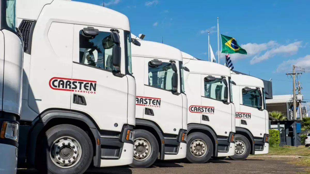 A foto mostra uma frota de caminhões da Carsten Serviços