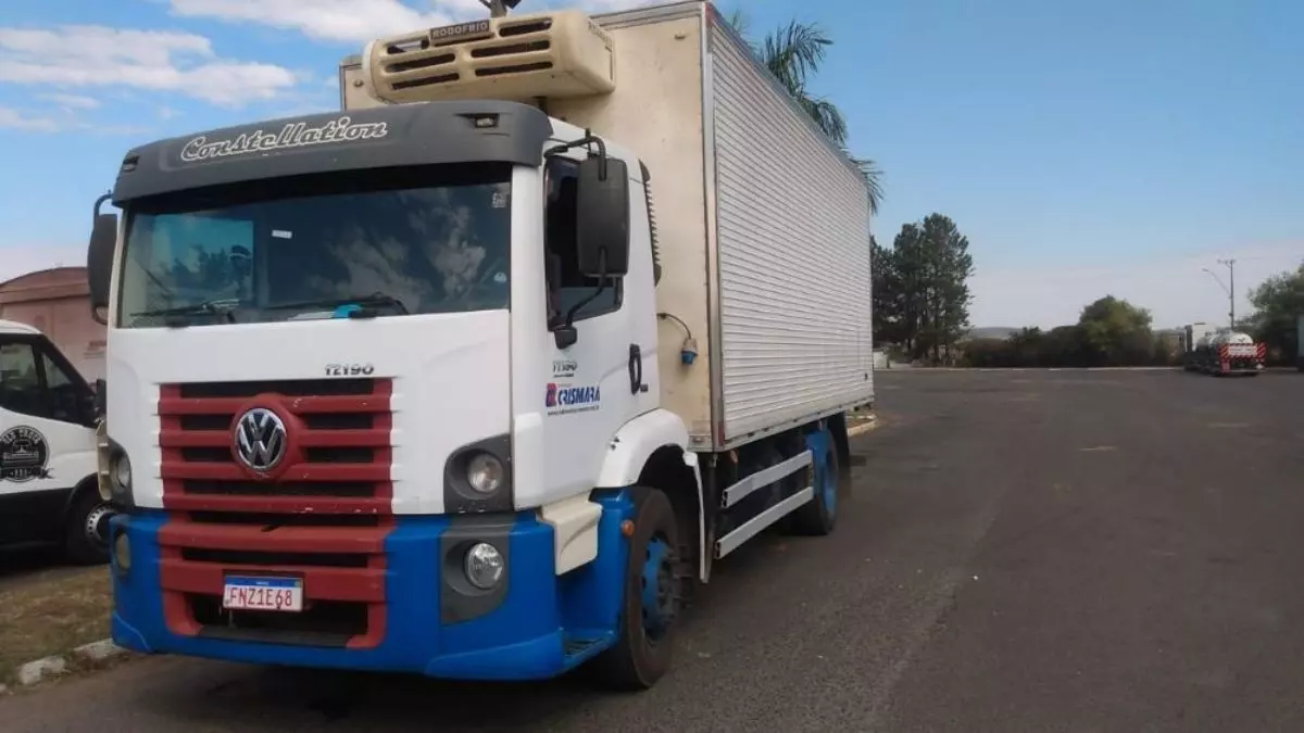 A foto mostra um caminhão da Rodoviário Crismara