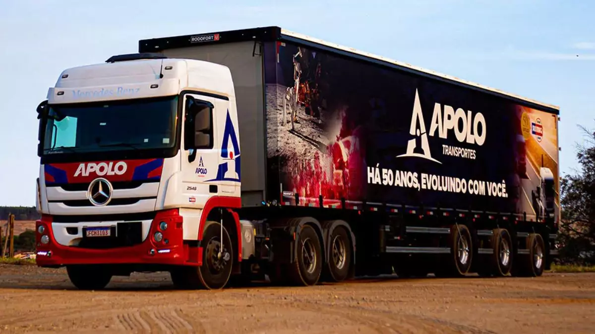 A foto mostra uma carreta da Apolo Transportes