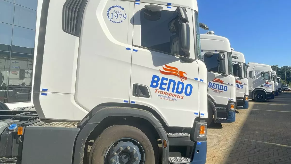 A foto mostra uma frota de caminhões da Bendo Transportes